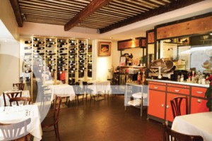 Restaurant A Table Cassis